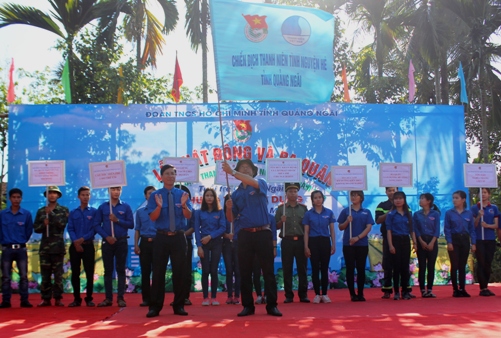 Hình 1: Đồng chí Cao Lê Tùng Nghĩa – Phó Bí thư Tỉnh đoàn phất cờ chính thức khởi động Chiến dịch Thanh niên tình nguyện hè 2017 tại tỉnh Quảng Ngãi